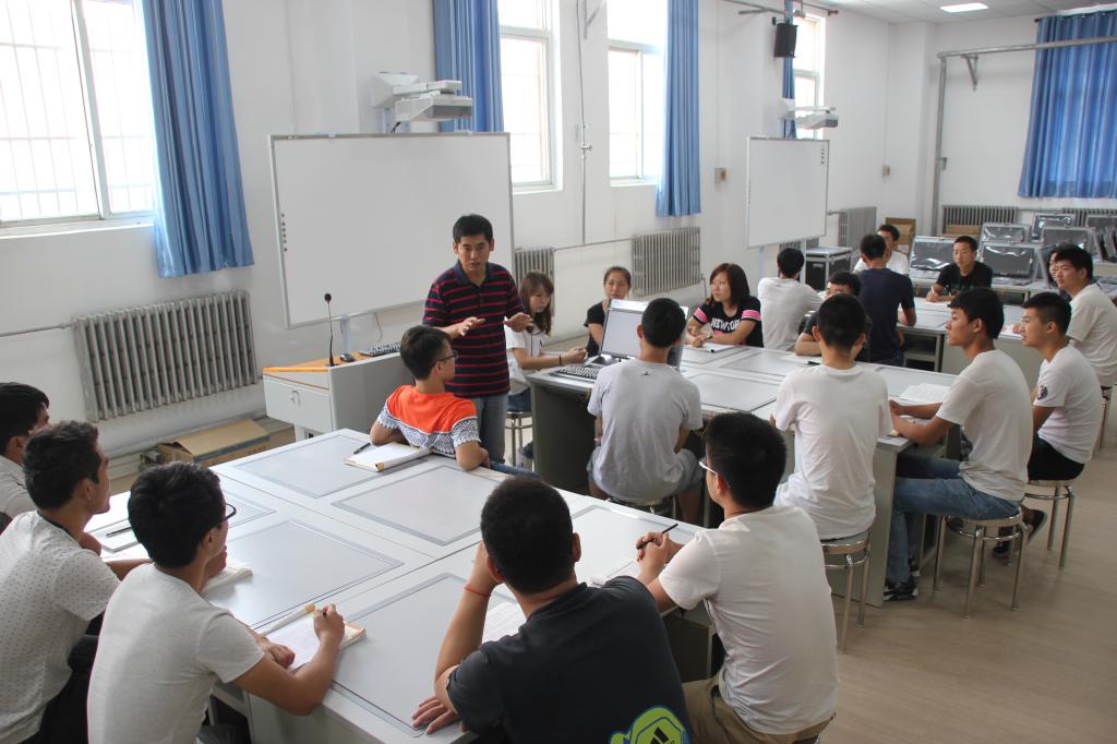 实践课教师带领单号员工分组讨论