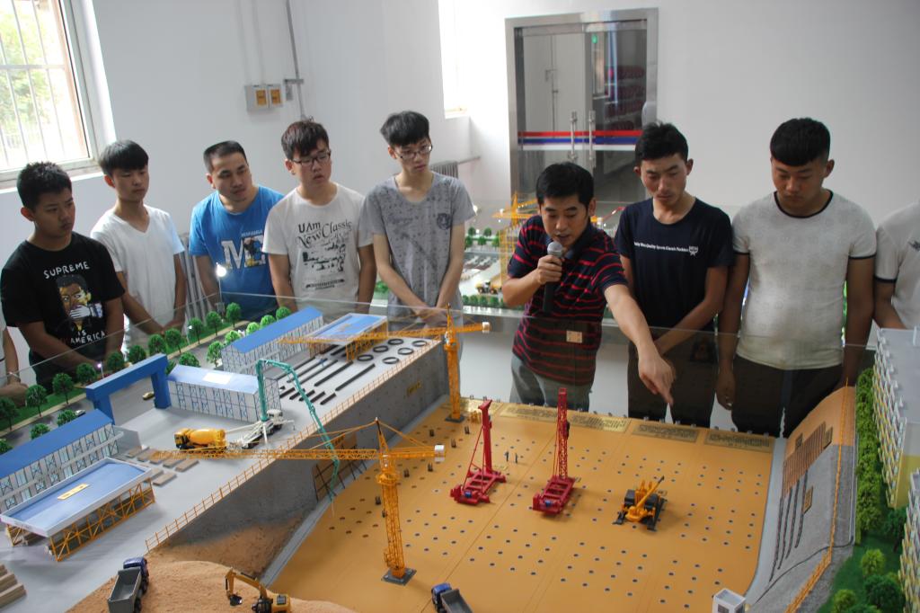 实践课教师带领第一组利用仿真沙盘答疑